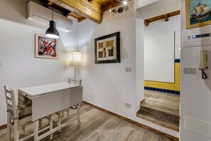 Appartement, 1 grand lit, non-fumeur, climatisation | Restauration dans la chambre