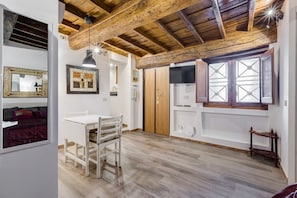 Apartment, 1 Queen-Bett, Nichtraucher | Essbereich im Zimmer