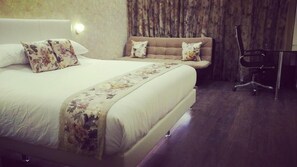 Minibar, in-room safe, desk, soundproofing - Hotel Grand Maple (Jaipur)