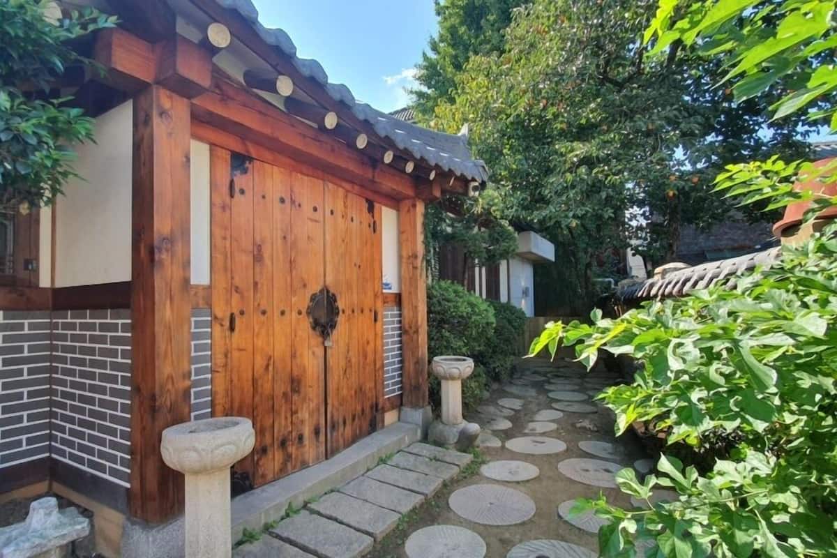 1912 | 1 bedroom, individually decorated, individually furnished, free WiFi