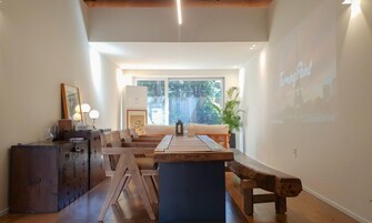Wifi gratis, decoración personalizada y muebles diferentes 
