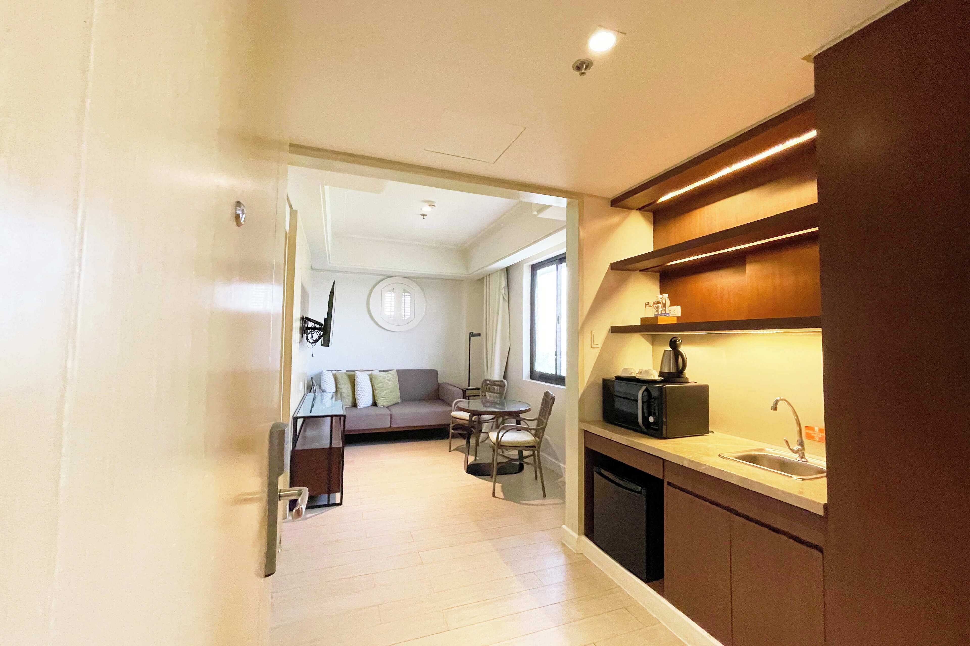 ジュニア ルーム (Suite) | セーフティボックス (室内)、デスク、WiFi (無料)、ベッドシーツ