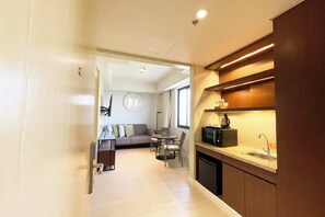 Habitación junior (Suite) | Caja de seguridad en la habitación, escritorio y wifi gratis 