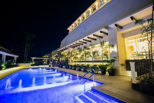 Outdoor pool - Mella Hotel (Las Pinas)