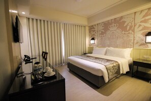 Junior Suite | In-room safe, desk, free WiFi, bed sheets - Mella Hotel (Las Pinas)