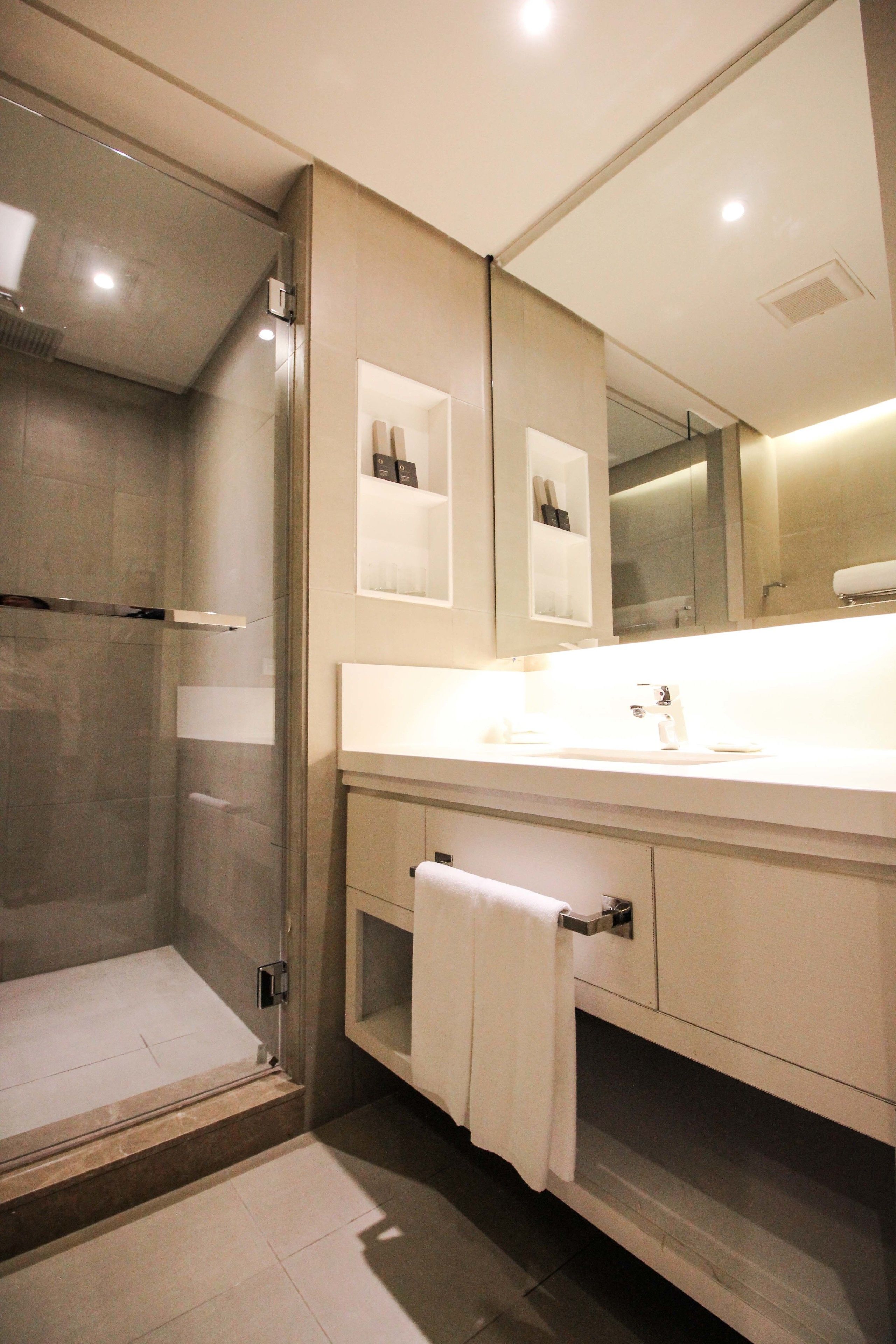 shower, rainfall showerhead, free toiletries, hair dryer