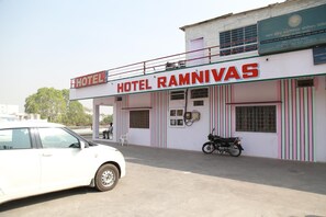 Free self parking, free valet parking - Hotel Ram Niwas (Udaipur)