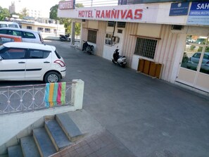 Free self parking, free valet parking - Hotel Ram Niwas (Udaipur)