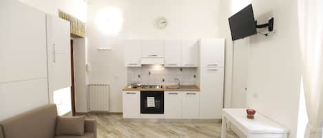 Appartement | Cuisine privée | Un four, surface de cuisson, cafétiÚre à espresso, cafetiÚre-théiÚre
