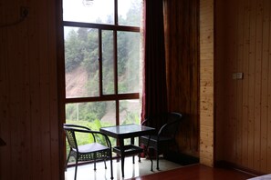 Escritorio, cortinas blackout y tabla de planchar con plancha