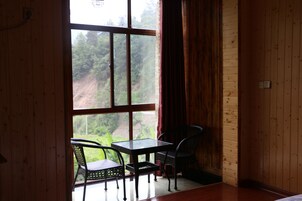 阳台山景三人房 | 办公桌、遮光窗帘、熨斗/熨板、免费 WiFi