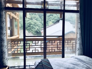 阳台山景双床房 | 办公桌、遮光窗帘、熨斗/熨板、免费 WiFi