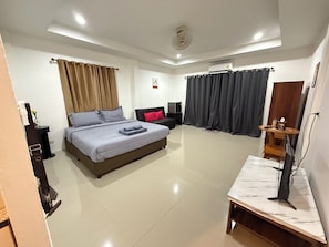 Standard Double Room | Langsir/tirai gelap terus, Wi-fi percuma, cadar katil