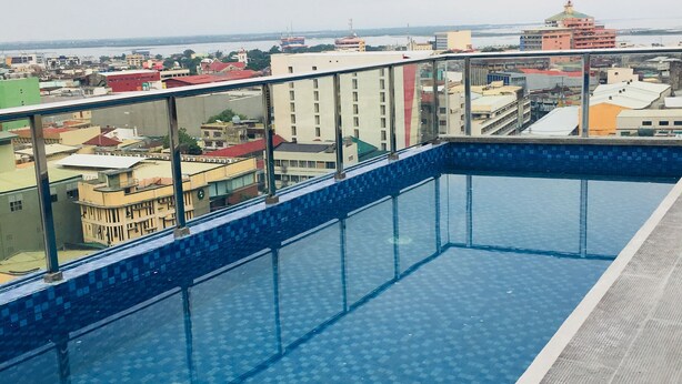 A rooftop pool with a clear view of the cityscape in the background. - Express Inn - Osmeña (Cebu City)
