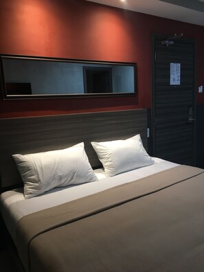 Superior King Room | Desk, soundproofing, iron/ironing board, free WiFi - Express Inn - Osmeña (Cebu City)