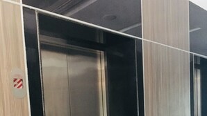 An elevator with a control panel, a fire alarm button, and a sign indicating no smoking. - Express Inn - Osmeña (Cebu City)