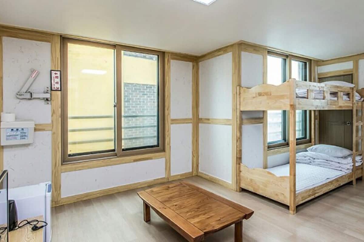 Vierbettzimmer (1 bunk bed, 1 double futon)