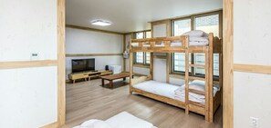 Quarto quádruplo (1 bunk bed, 1 double futon) | Wi-Fi de cortesia