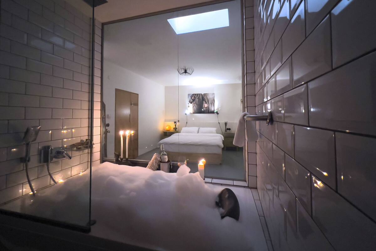 Deluxe Spa Suite 1 | 1 غرفة نوم وأسرّة بإسفنج يتكيف مع شكل الجسم وميني بار ومكتب