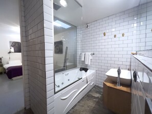 Deluxe Spa Suite 1 | バスルーム | バスアメニティ (無料)、ヘアドライヤー、ビデ、タオル