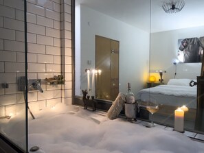 Deluxe Spa Suite 1 | Kamar mandi | Perlengkapan mandi gratis, pengering rambut, kloset, dan handuk