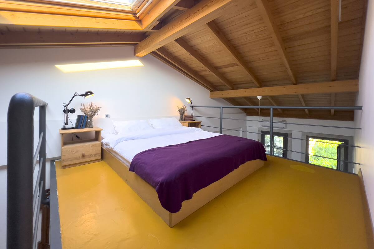 Balcony Suite 4 | 1 غرفة نوم وأسرّة بإسفنج يتكيف مع شكل الجسم وميني بار ومكتب