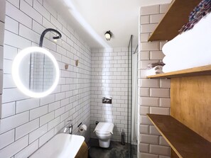 Garden Suite 2 | 1 室のベッドルーム、低反発ベッド、ミニバー、客室ごとに異なる装飾