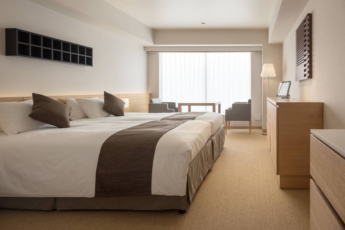 Deluxe Twin Room with Kitchenette | Down duvets, in-room safe, blackout curtains