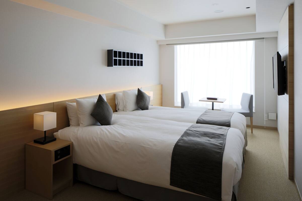 Deluxe Twin Room | Down duvets, in-room safe, blackout curtains