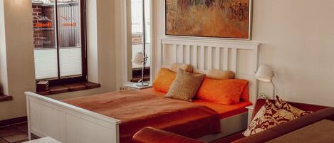 Brankas, meja kerja, tirai kedap cahaya, dan setrika/meja setrika