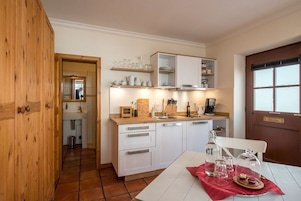 Apartamento Confort, vistas a la ciudad (incl. 79€ cleaning fee) | Cocina privada | Frigorífico, microondas, horno y placa de cocina