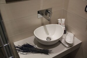 Deluxe Tek Büyük Yataklı Oda, Sigara İçilmez | Banyo lavabosu