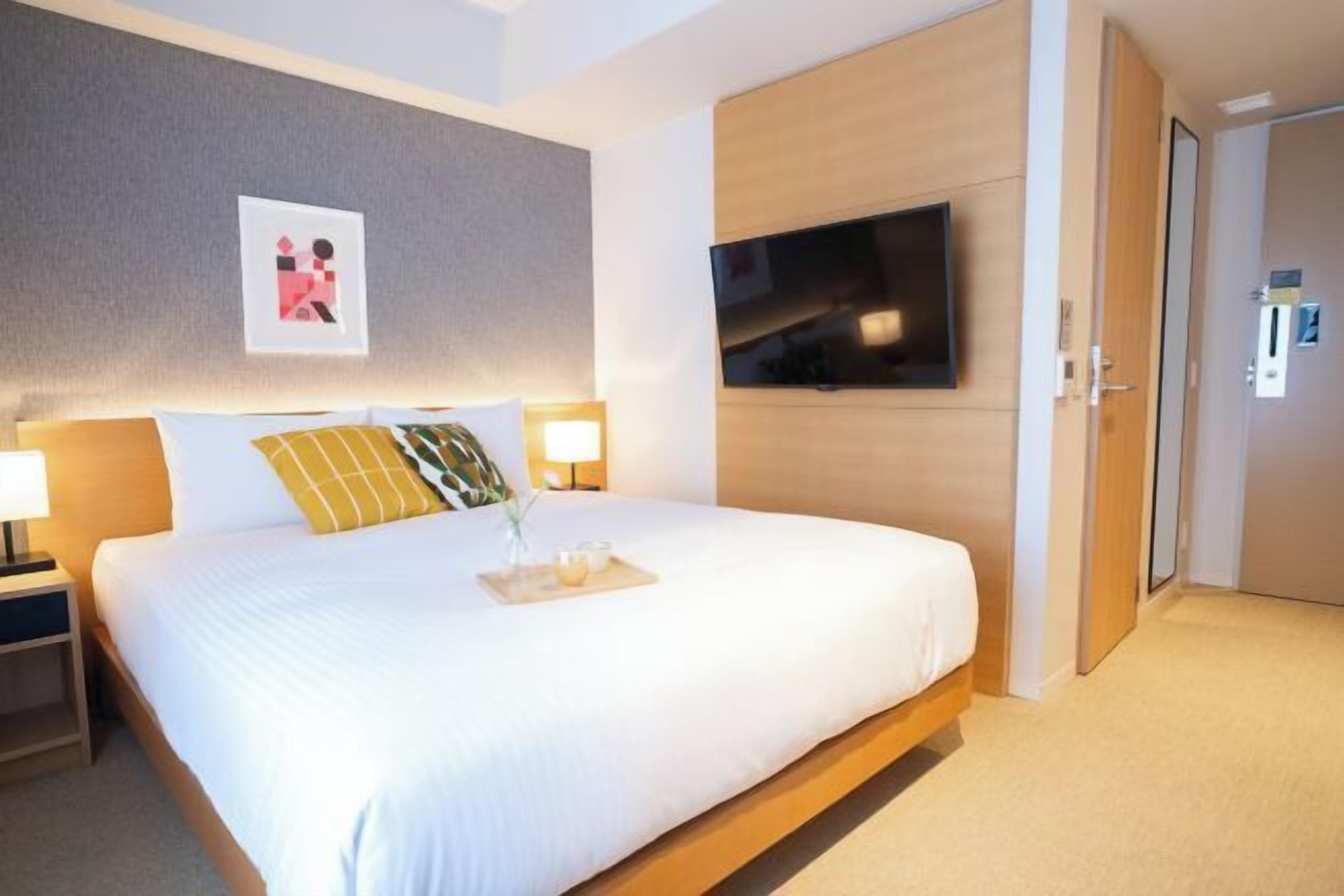 ピロートップベッド、デスク、ノートパソコン用作業スペース、遮光カーテン