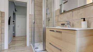 Appartamento | Bagno | Doccia, asciugacapelli, bidet, asciugamani