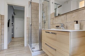 Appartamento | Bagno | Doccia, asciugacapelli, bidet, asciugamani