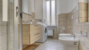 Appartamento | Bagno | Doccia, asciugacapelli, bidet, asciugamani