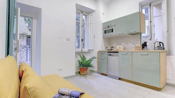 Appartamento, 2 camere da letto, vista giardino | Area soggiorno | TV a schermo piatto