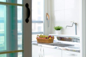 Room (Queen Bed, Kitchenette) | Private kitchenette | Fridge, microwave - Yein (Taean)