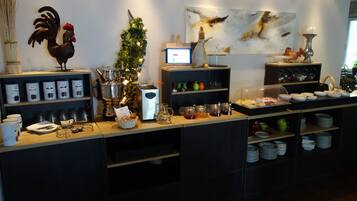 Tägliches Frühstücksbuffet (5 EUR pro Person)