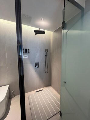 Douche, douche à « effet pluie », articles de toilette gratuits