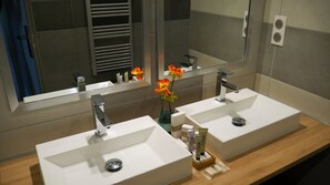 Comfort-Suite | Badezimmer | Dusche, kostenlose Toilettenartikel, Haartrockner, Bademäntel