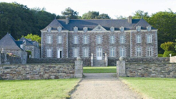 A large stone building with multiple windows and a gravel pathway leading to the entrance. - La Guguenaie (Beganne)