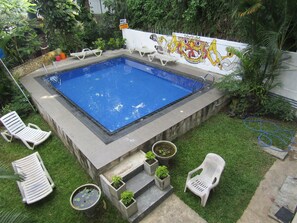 Piscine extérieure, chaises longues
