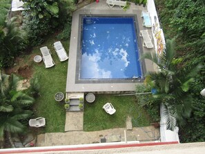 室外游泳池，提供日光浴躺椅