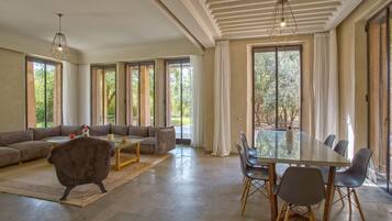 Villa de lujo (4 Suites Luxe) | Sala de estar | Una televisión de pantalla plana