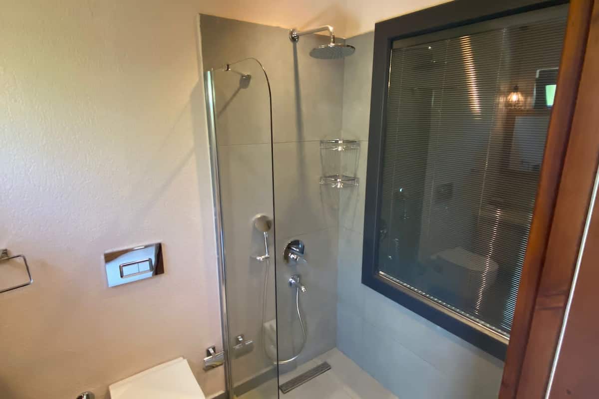 exclusive double room | bathroom | shower, free toiletries, hair dryer, slippers