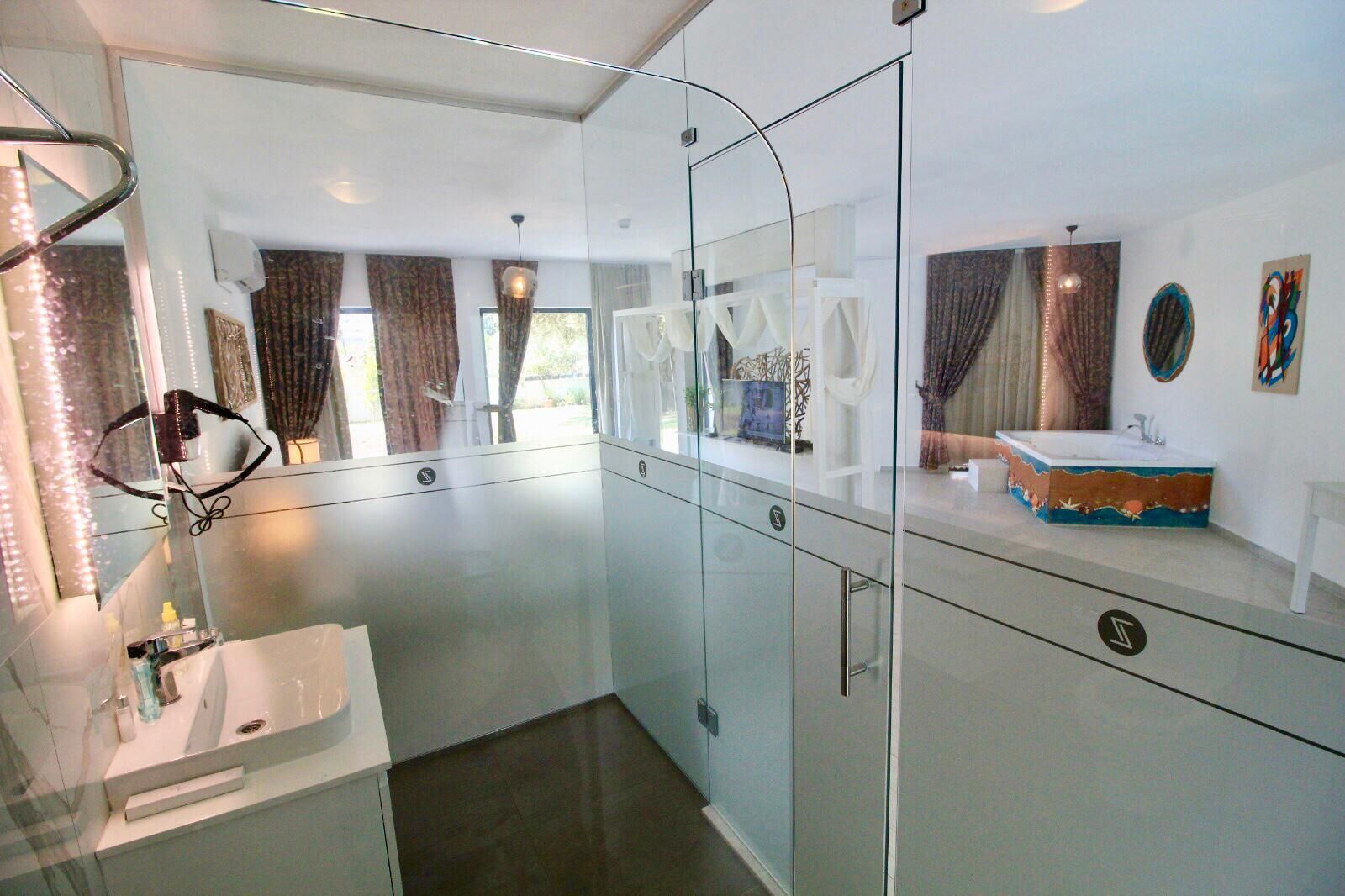 honeymoon suite | bathroom | shower, free toiletries, hair dryer, slippers