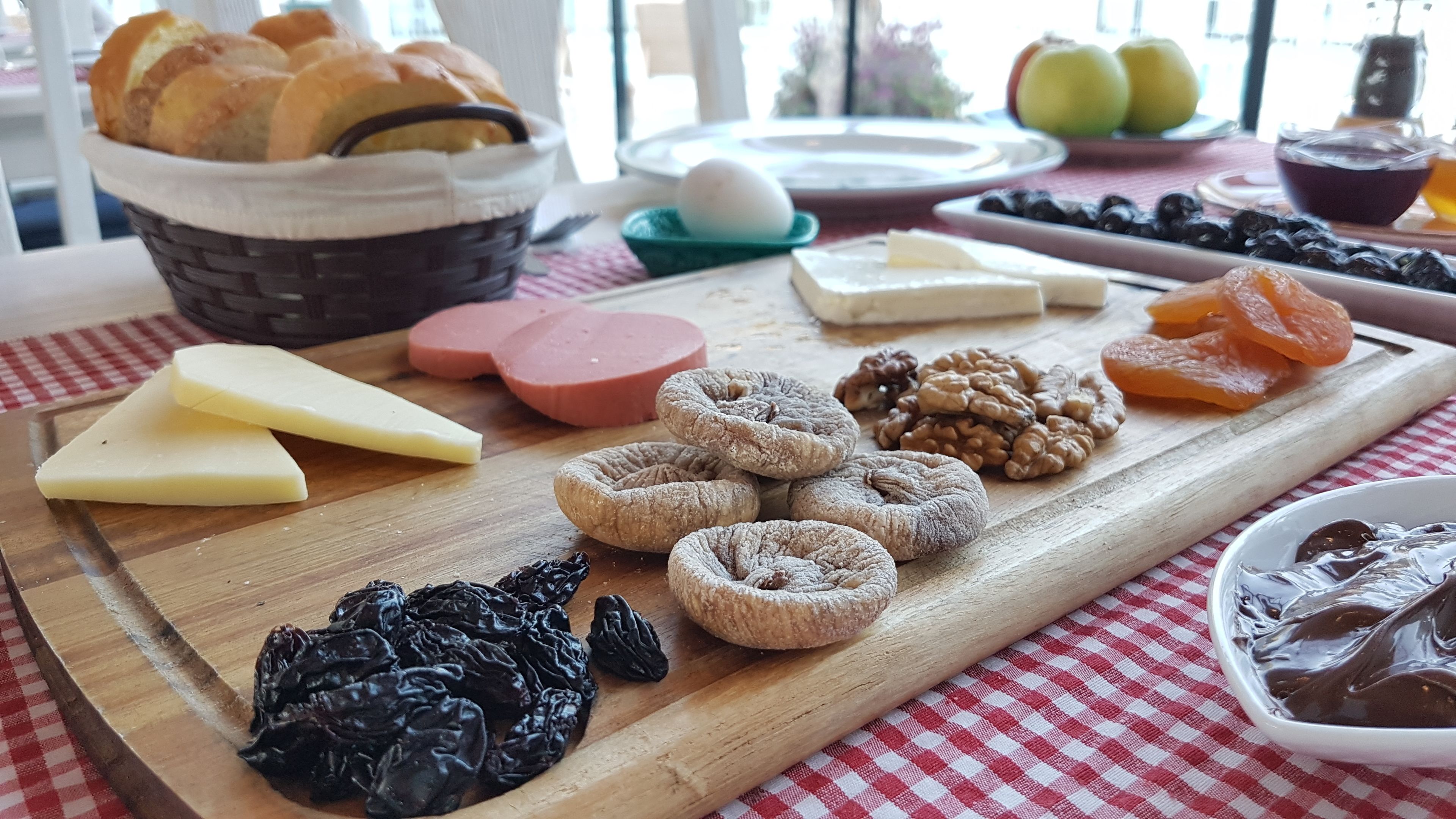 daily full breakfast (try 150 per person)