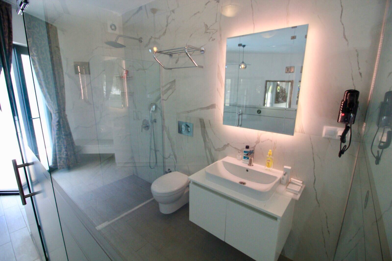 honeymoon suite | bathroom | shower, free toiletries, hair dryer, slippers