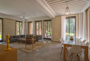 Luksushuvila (4 Suites Luxe) | Olohuone | 42–tuumainen taulutelevisio, jossa kaapelikanavat